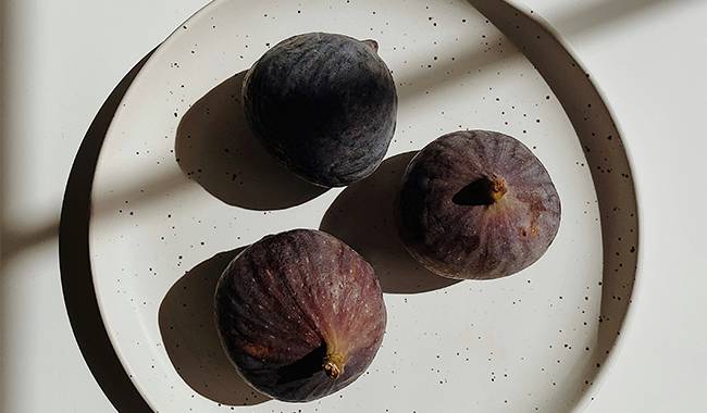 A plate contains three figs. are dried figs good for you